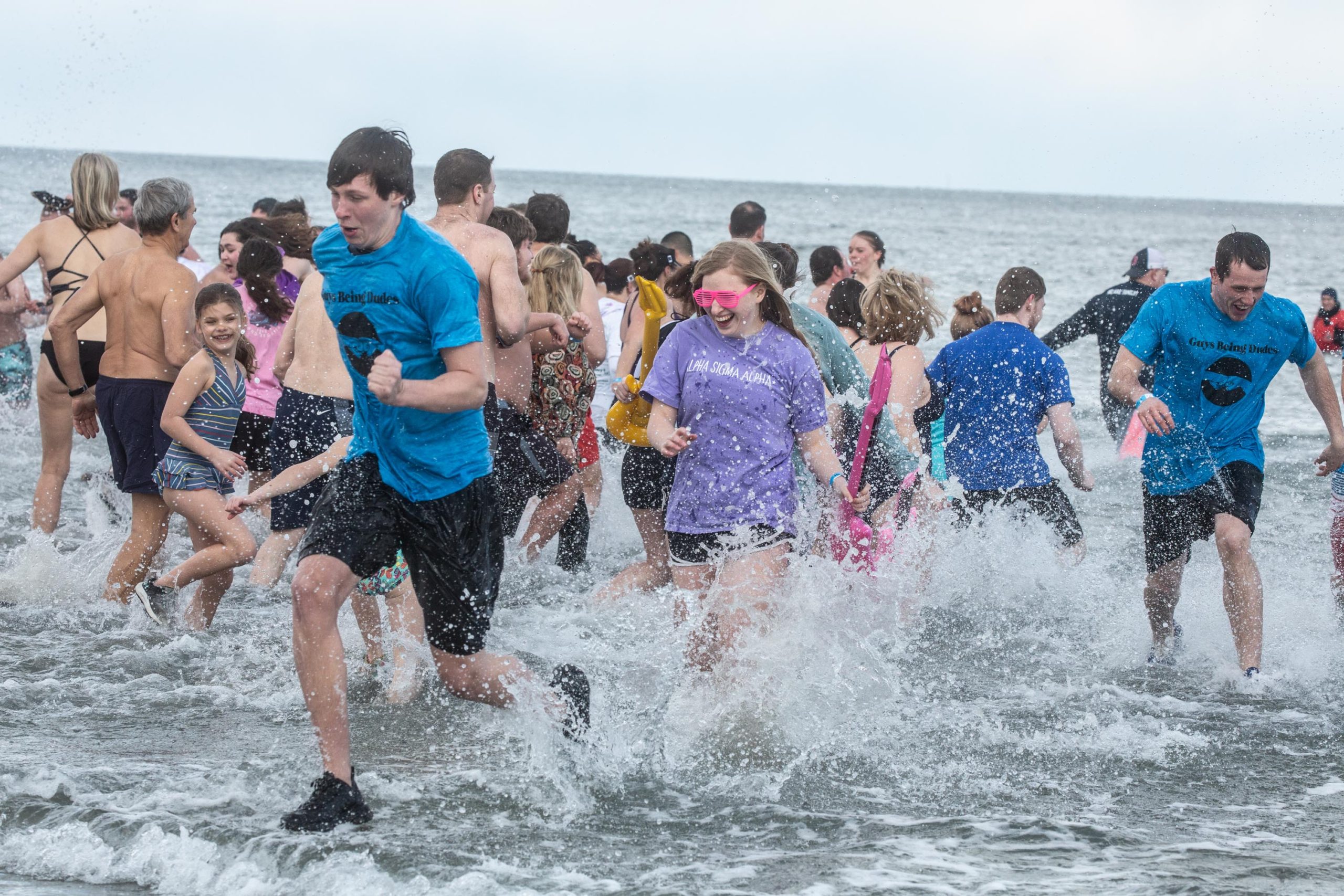 400 brave the winter weather to take Polar Plunge in Hull for Special ...